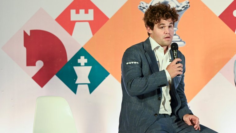 Magnus Carlsen speaking into microphone at chess event